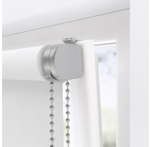 Detailaufnahme einer Rollos mit Kettenzug am Fenster