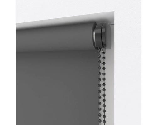 Graues Rollo mit Kettenzug zur Fensterdekoration