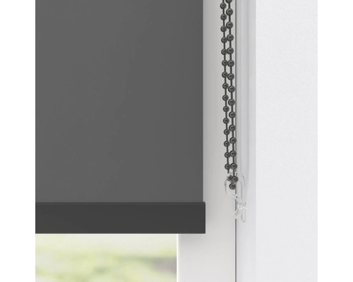 Graue Jalousie mit Kettenzug am Fenster