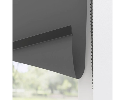 Graues Rollo am Fenster mit Kettenzugbedienung