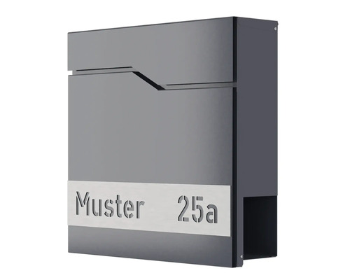 Briefkasten mit Hausnummer und Namensschild