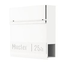 Weißer Briefkasten mit Muster und Hausnummer