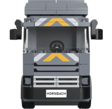Modell eines Lastwagens aus Bausteinen mit Hornbach Logo