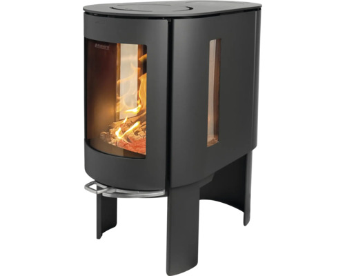 Holzofen mit Brennholz und Flammen