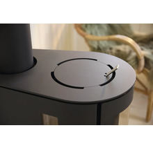 Detailansicht eines Kaminofens mit Brennstoffbehälter