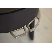 Detailansicht eines runden Holzkohlegrills mit Griffen