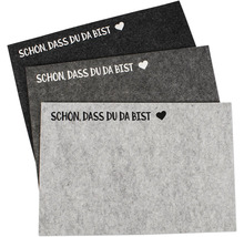 Cartes décoratives en feutre avec l'inscription « Heureux que tu sois là ».