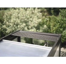 Detailansicht eines Gewächshauses mit geöffnetem Dachfenster zur Belüftung.