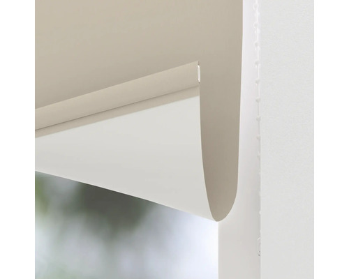 Rollladen teilweise aufgerollt