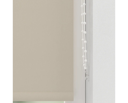 Beige Rollos mit Bedienkette am Fenster