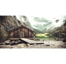 Cabane en bois avec ponton sur un lac, avec paysage montagneux