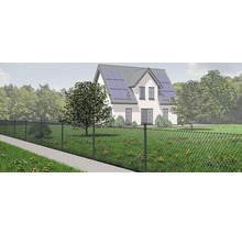 Maison avec panneaux solaires et clôture en grillage dans le jardin