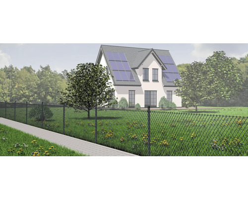 Maison avec panneaux solaires et clôture en grillage dans le jardin
