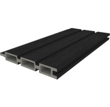 Dunkle Fassadenverkleidung aus Kunststoff