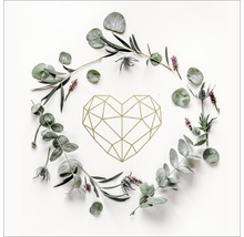 Geometrisches Herz umgeben von Eukalyptus- und Distelzweigen