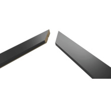 Deux tasseaux en bois gris en détail