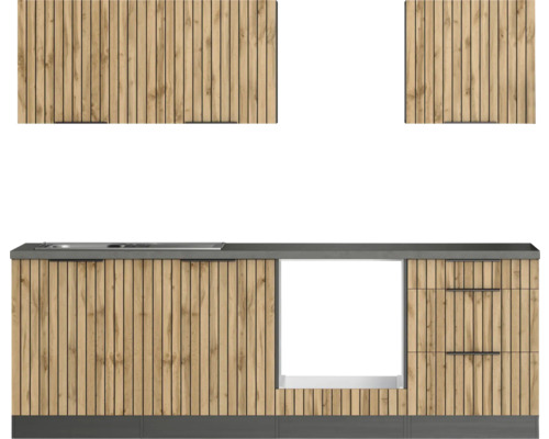 Küchenzeile mit Holzfronten und grauer Arbeitsplatte