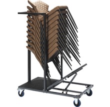 Chaises empilables sur un chariot de transport
