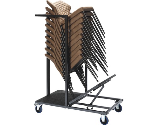 Chaises empilables sur un chariot de transport