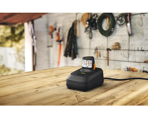 Chargeur de batterie avec batterie sur une table en bois