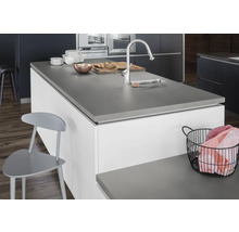 Moderne Küche mit Kücheninsel, Spüle und Armatur