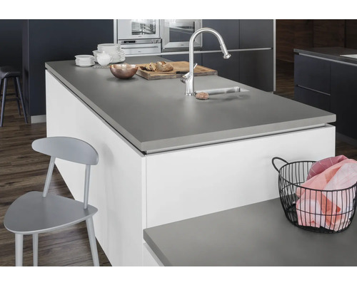 Moderne Küche mit Kücheninsel, Spüle und Armatur