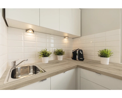 Cuisine claire avec évier, plan de travail et appareils de cuisine