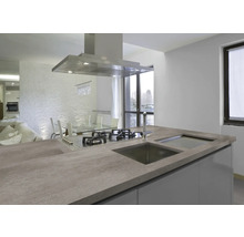 Moderne Küche mit Kochfeld, Spüle und Dunstabzugshaube