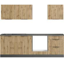 Küchenzeile mit Holzfronten und grauer Arbeitsplatte