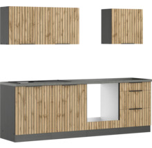 Küchenzeile mit Holzfronten und grauer Arbeitsplatte