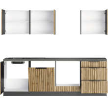 Küchenzeile mit Spüle, Schubladen und Schränken