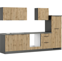 Cuisine linéaire avec meubles bas, meubles hauts et plan de travail au design moderne