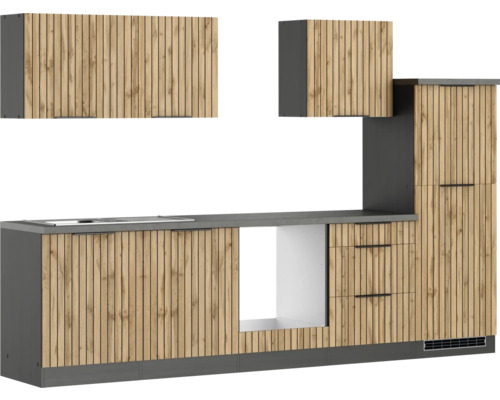 Cuisine linéaire avec meubles bas, meubles hauts et plan de travail au design moderne