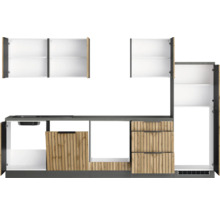 Moderne Küche mit Schränken, Schubladen und Spüle