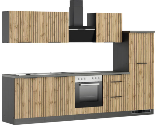 Cuisine complète avec évier, plaque de cuisson, four, hotte aspirante et armoires décor bois