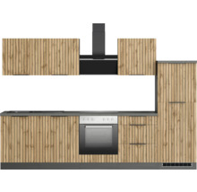 Cuisine complète avec façades en bois, plan de travail, cuisinière et hotte aspirante