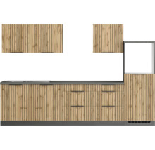 Cuisine moderne avec façades en bois, plan de travail et armoires murales.