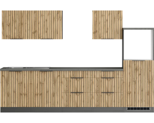 Cuisine moderne avec façades en bois, plan de travail et armoires murales.