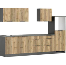 Cuisine équipée avec évier, tiroirs et éléments hauts aspect bois