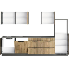 Cuisine avec évier, tiroirs et armoires