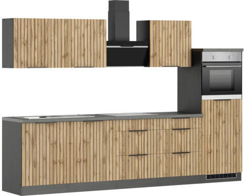 Küchenzeile mit Hängeschränken, Dunstabzugshaube und Backofen