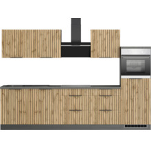 Cuisine moderne avec façades en bois, hotte aspirante et four