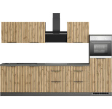 Cuisine avec évier, plaque de cuisson, hotte, four et façades en bois