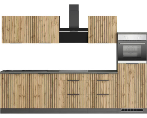 Cuisine avec évier, plaque de cuisson, hotte, four et façades en bois