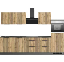 Cuisine avec évier, plaque de cuisson, hotte aspirante, four et façades en bois