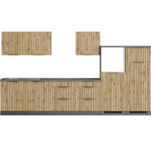 Cuisine linéaire avec façades en bois, plan de travail et armoires