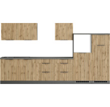 Vue de cuisine avec évier, plaque de cuisson, tiroirs et armoires avec façades en bois