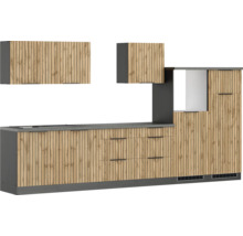 Cuisine équipée avec façades en bois et plan de travail gris