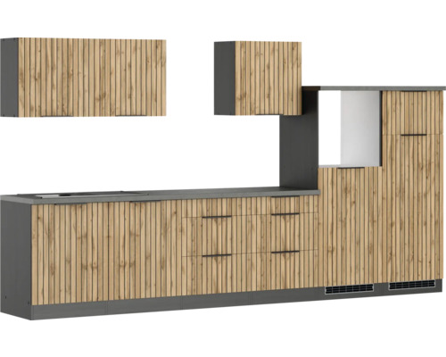 Cuisine équipée avec façades en bois et plan de travail gris