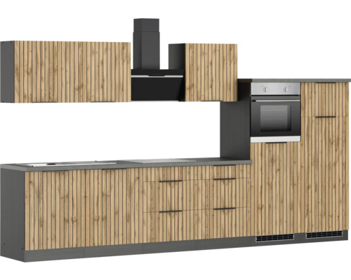 Cuisine équipée avec éléments hauts, hotte aspirante et four intégré